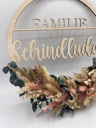 Familienschild mit Trockenblumen - Handwerkstueck Shop