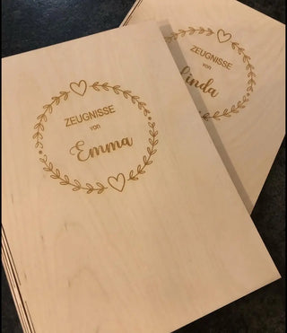 Personalisierte Zeugnismappe aus Holz A4 – 4 Design-Variationen – mit Gravur; Acryl-Namen
