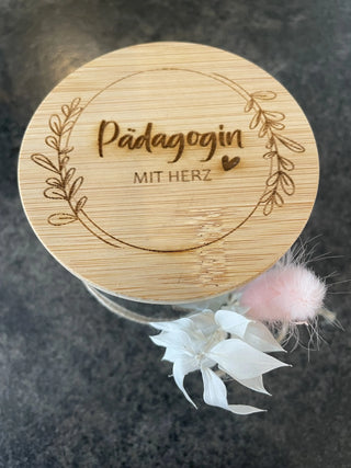 Personalisiertes Geschenk für Pädagogin und Lehrerin aus Holz und Glas
