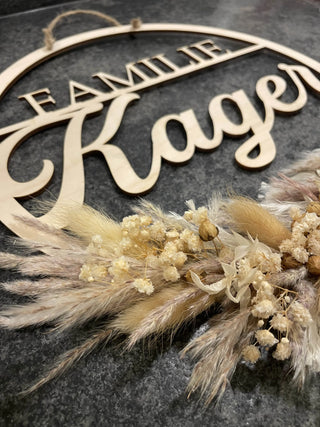 Familienschild mit Trockenblumen - Handwerkstueck Shop