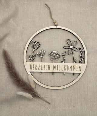 Personalisierbares Willkommensschild aus Holz – Frühling | mit Trockenblumen
