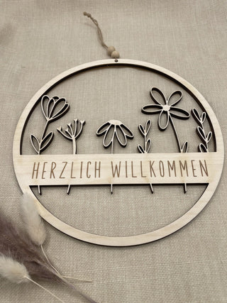 Personalisierbares Willkommensschild aus Holz – Frühling | mit Trockenblumen