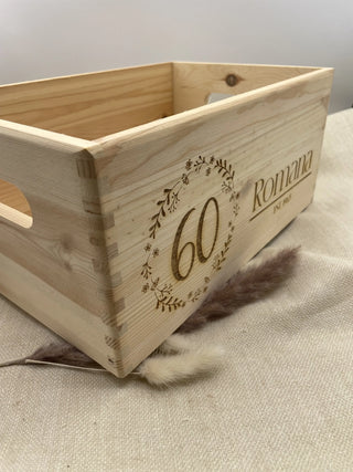 Holzkiste mit Gravur