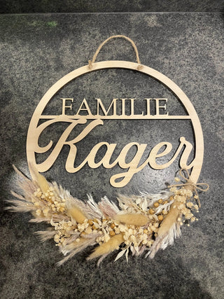 Familienschild mit Trockenblumen - Handwerkstueck Shop