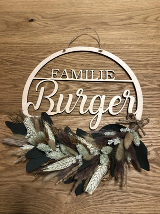 Familienschild mit Trockenblumen - Handwerkstueck Shop